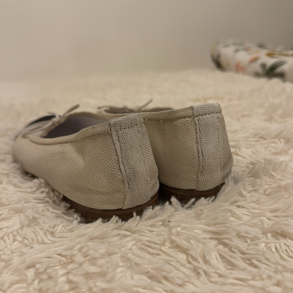 CHANEL Cream and Black Flats with Color-Block Design - Picture 6 of 10